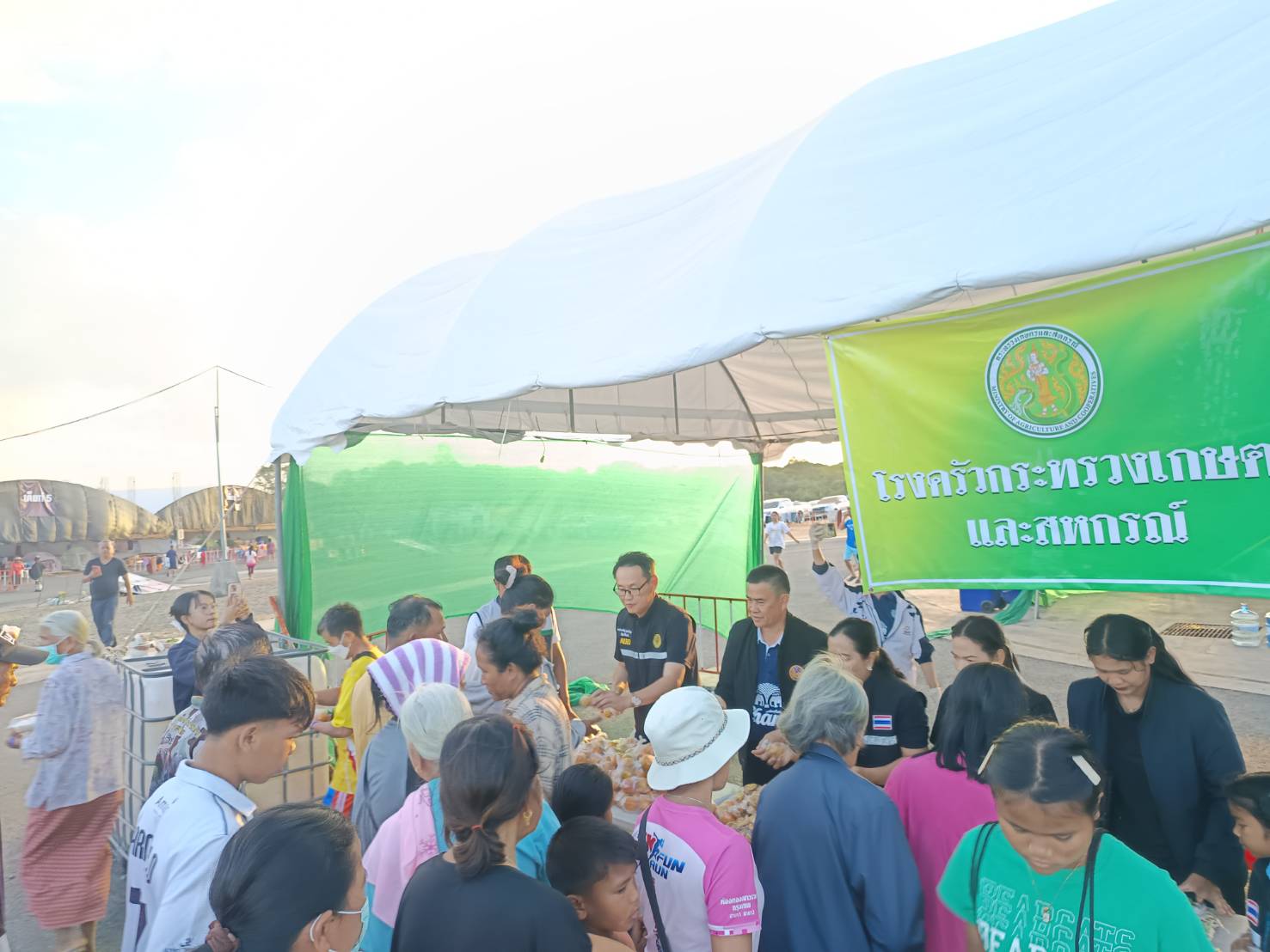 title - วันที่ 23 ธันวาคม 2568 เวลา 17.00 น. นายประเสริฐ กาญจนเกียรติกุล ปฏิรูปที่ดินจังหวัดบุรีรัมย์ พร้อมด้วยเจ้าหน้าที่กลุ่มยุทธศาสตร์และการปฏิรูปที่ดิน ส.ป.ก.บุรีรัมย์ เข้าร่วมให้บริการอาหารและผลไม้แก่ผู้อพยพจากเหตุปะทะไทยกัมพูชา 